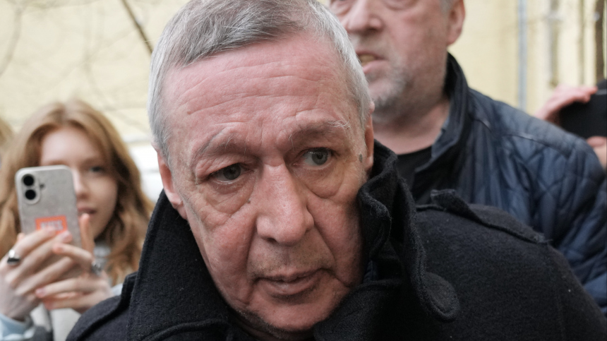 Москвичи выстроились в очереди, чтобы купить билеты на премьеру с Ефремовым