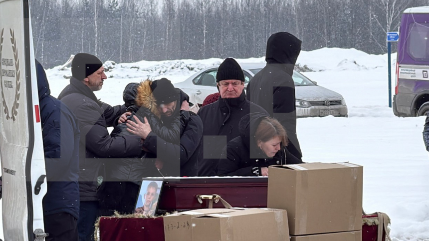 Мать и отец не могли сдержать слез: погибшего от рук педофила 9-летнего Пашу похоронили в Петербурге