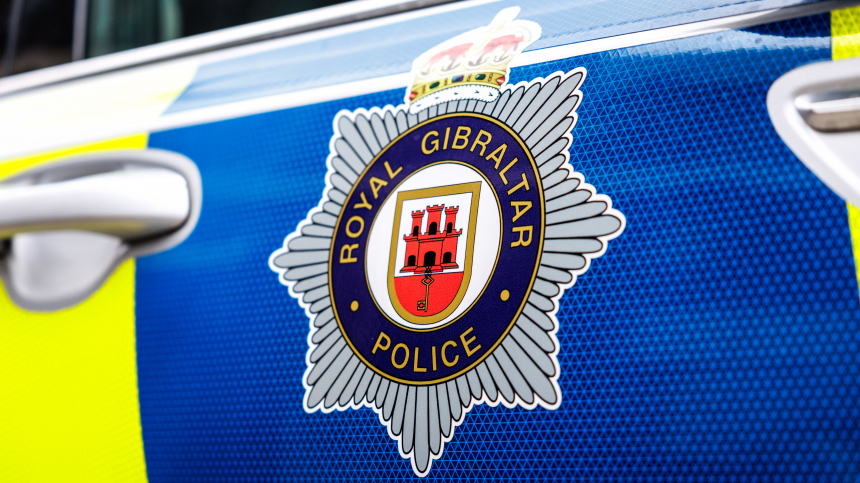 Мужчина избил бывшую девушку скалкой, укусил ее и вырвал волосы