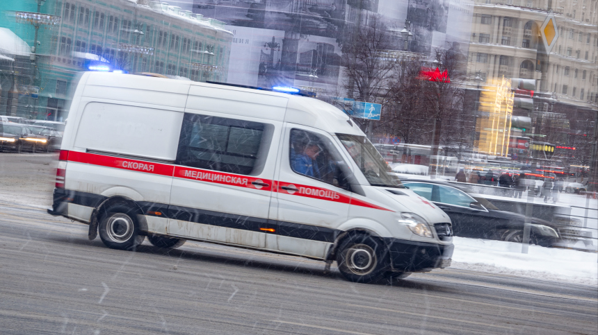 Подросток погиб в результате схода снега с крыши дома в Москве