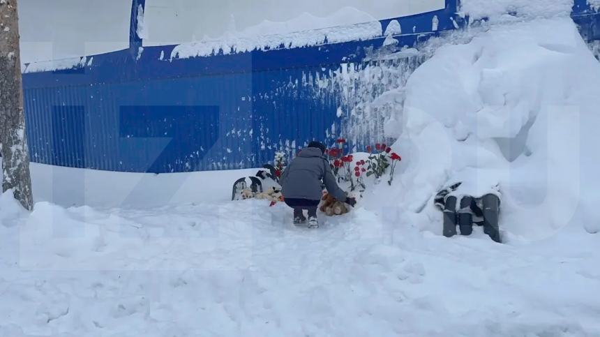 Трагедии можно было избежать Почему никто не убирал тонны снега с крыши спортплощадки в Югре