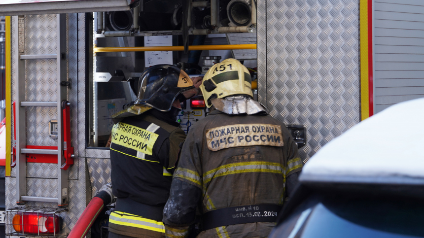 На севере Москвы загорелось здание офисного центра