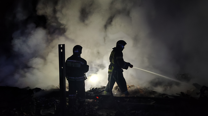 Ангар на площади в 2,5 тысячи квадратов загорелся в Балашихе