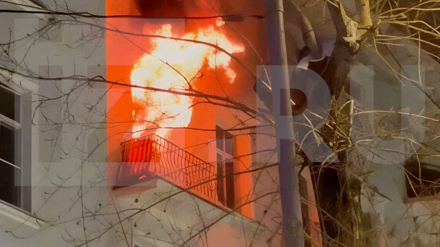 В центре Москвы вспыхнул пожар в жилом доме у метро Октябрьская