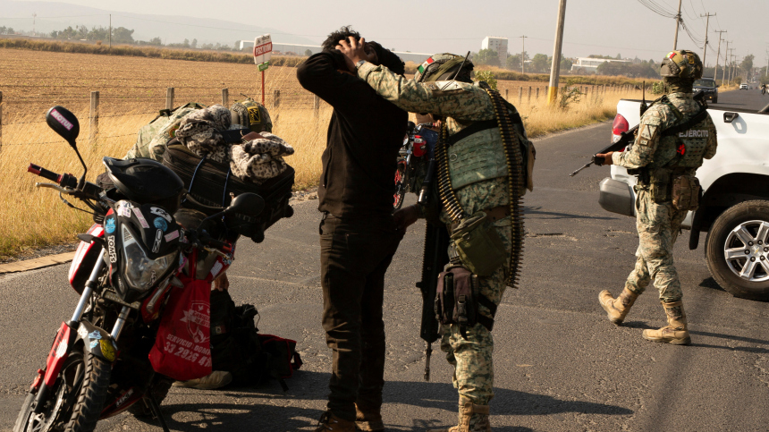 Опубликованы кадры преступников с оружием на улицах в Мексике