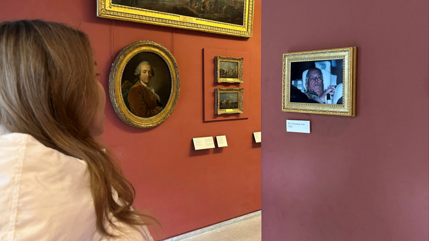 В Лувре повесили сделанное после допроса фото экс-принца Эндрю