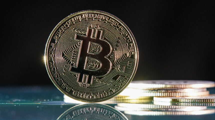 Биткоин под угрозой: эксперт объяснил вероятность падения курса до $55 тысяч