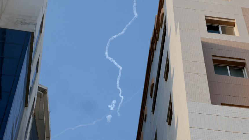 Летящие над Дубаем ракеты сняли на видео