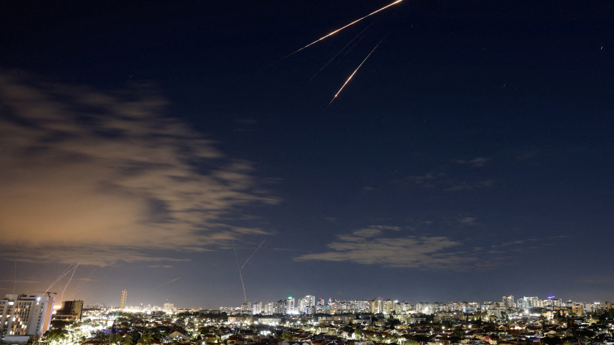 БПЛА и ракеты: атаки Ирана на объекты в ОАЭ и Бахрейне попали на видео