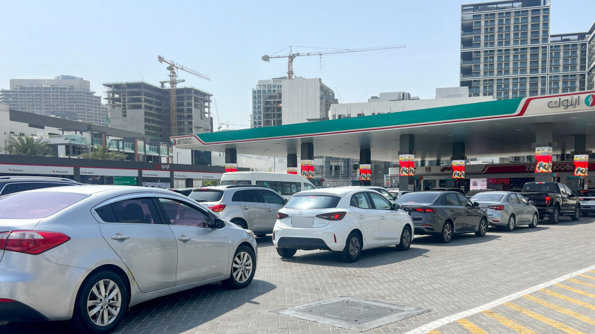 Генконсульство в Дубае порекомендовало россиянам не выезжать из ОАЭ по суше