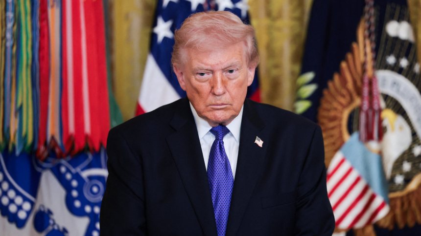 Президент США Дональд Трамп появился на публике с красным пятном на шее