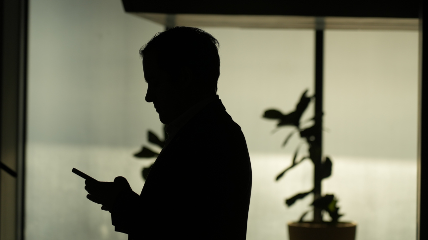 Разрушает семьи: как зависимость отцов от соцсетей уничтожает отношения с детьми