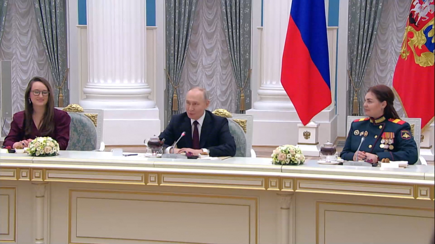 Сочетаете храбрость и нежность: Путин поздравил россиянок с 8 марта