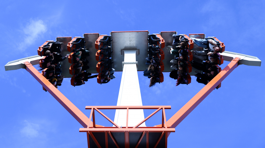 В Ставрополе люди зависли вниз головой на заклинившем аттракционе