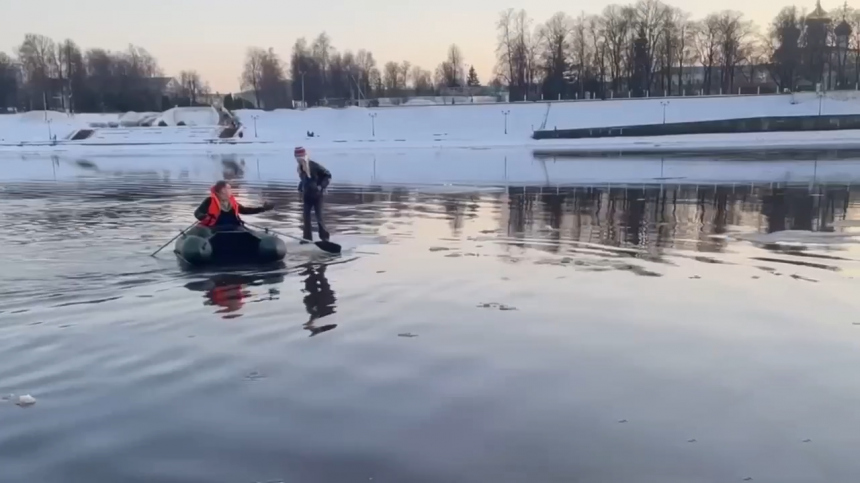 В Твери девочку чуть не унесло течением на маленькой льдине