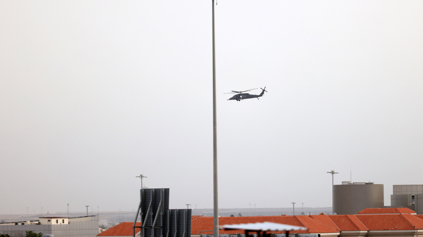 Вертолет вооруженных сил Катара рухнул в море близ побережья страны