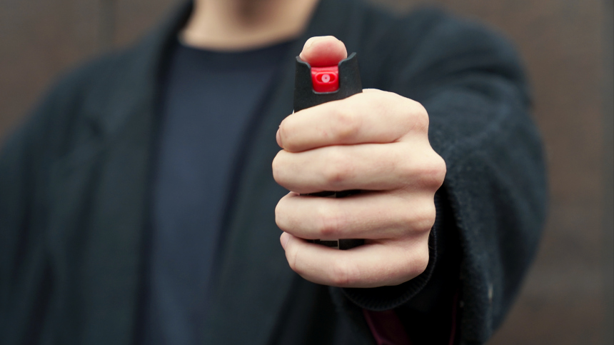 Глубоко возмутился: москвич залил женщину перцовым баллончиком в метро из-за газет