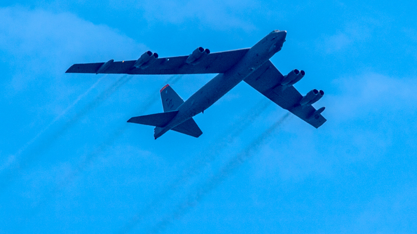 Американский стратегический бомбардировщик B-52 подал сигнал бедствия над Британией
