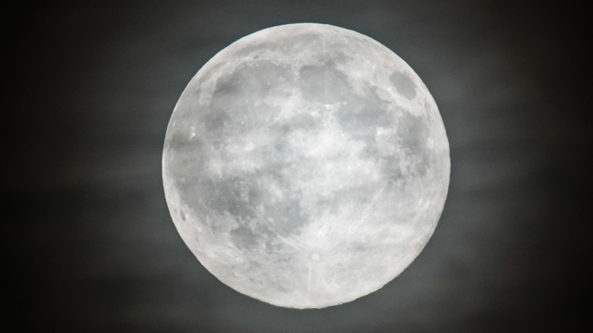 Два футбольных поля: на Луне обнаружили свежий кратер от удара массивного объекта