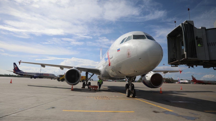 Оказался под человеком и коляской: инвалид умер во время посадки в самолет