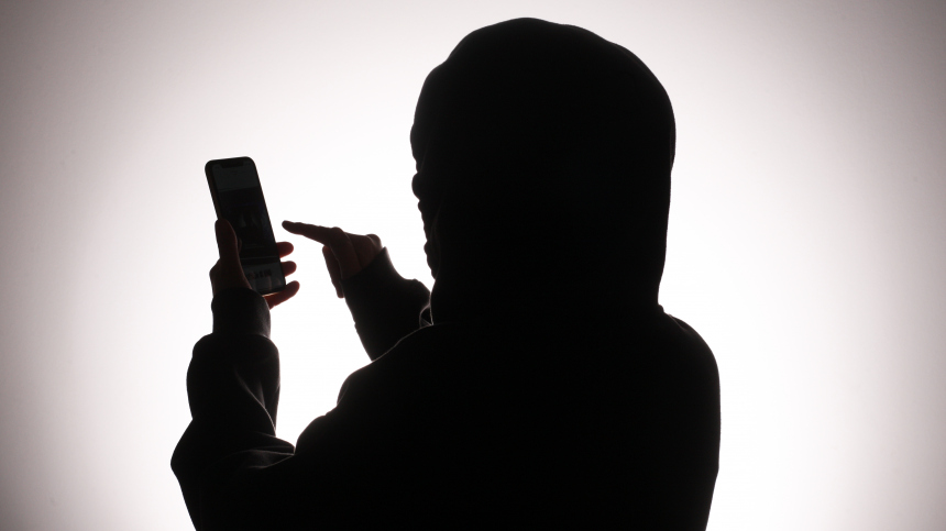 Мошенники начали красть деньги у россиян через фейковые приложения ЖКХ и банков