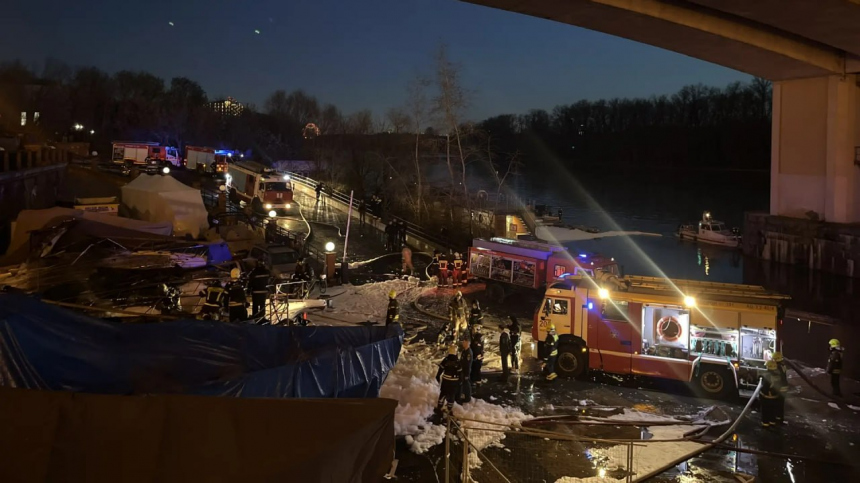 Пожарные потушили три яхты на северо-западе Москвы