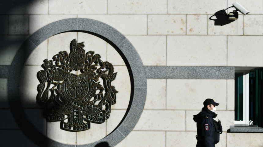 Чемодан, вокзал, Лондон: пойманному с поличным британскому шпиону дали две недели, чтобы покинуть Россию