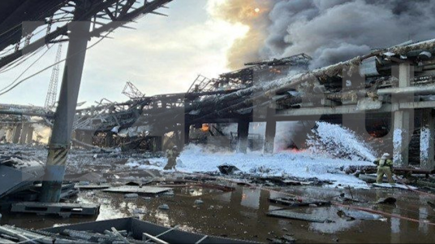 Появились кадры с места взрыва на заводе в Нижнекамске