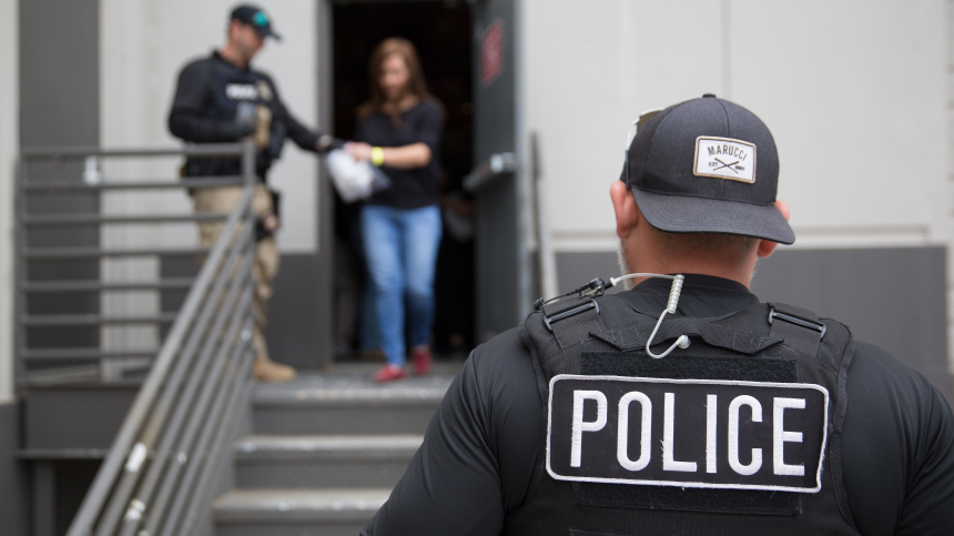 Выявили несколько жертв: молодая учительница совратила своих учеников