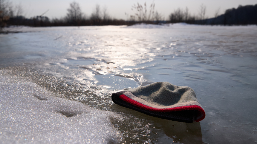 На Урале восьмилетний мальчик провалился под лед и погиб