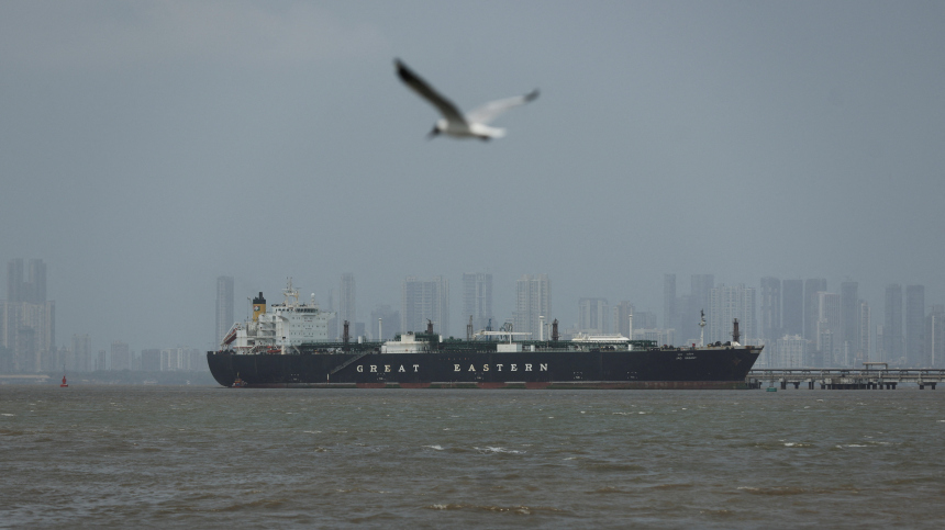 Подойти слишком близко невозможно: эксклюзивные кадры иранского острова Харк