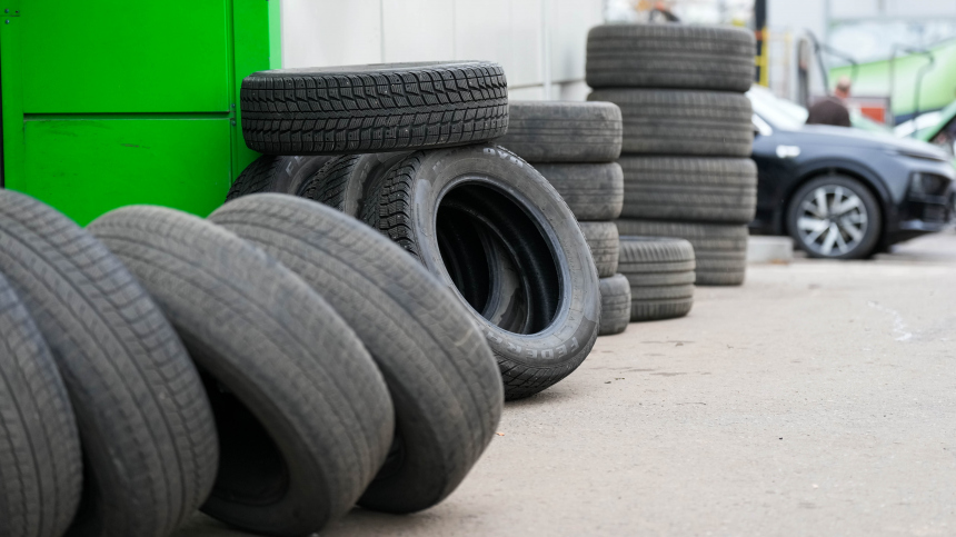 Россиян предупредили об ответственности за езду на зимней резине летом