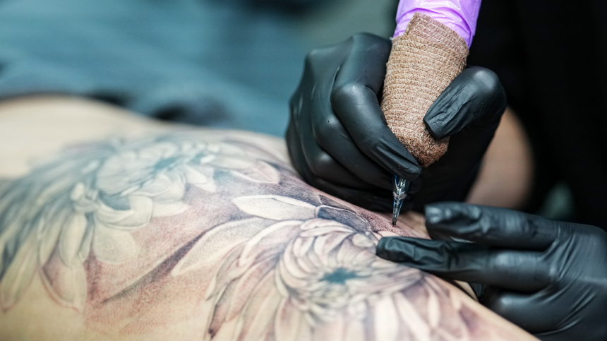 Запретить их нельзя: юрист объяснил, можно ли уволить работника за татуировки