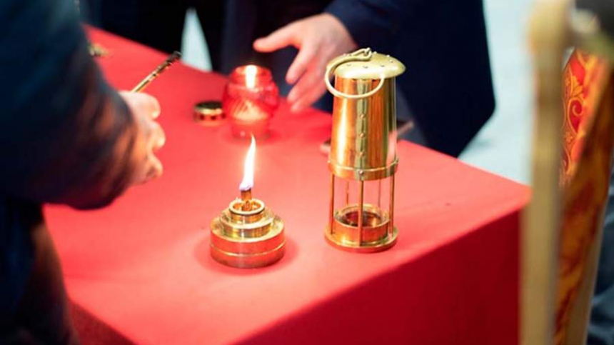 Благодатный огонь доставят в Москву в Великую Субботу