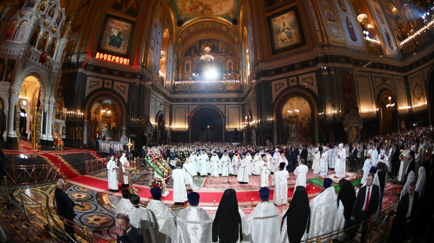 В Москве начался крестный ход возле Храма Христа Спасителя