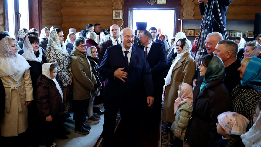 Привет из прошлого: Лукашенко передали письмо, написанное им в молодости