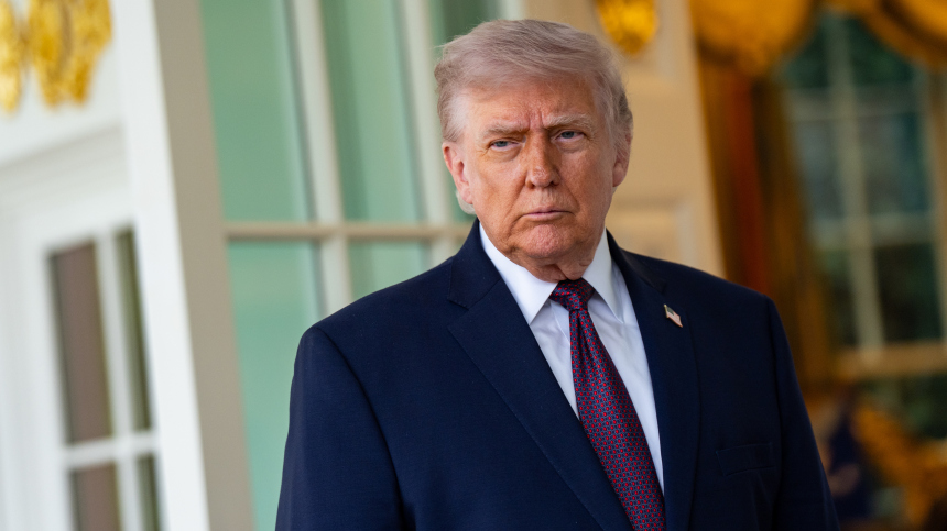 Передумал: Трамп объявил Ормузский пролив открытым для всех судов