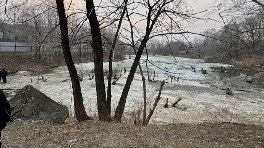 Не успели помочь: восьмилетний мальчик провалился под лед и утонул в Хабаровске