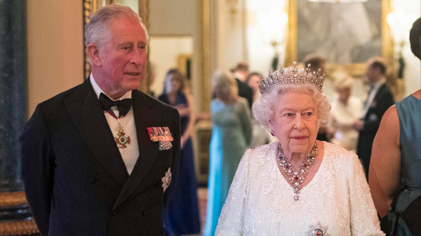 Любимая мама: король Карл III почтил память Елизаветы II в день ее 100-летия