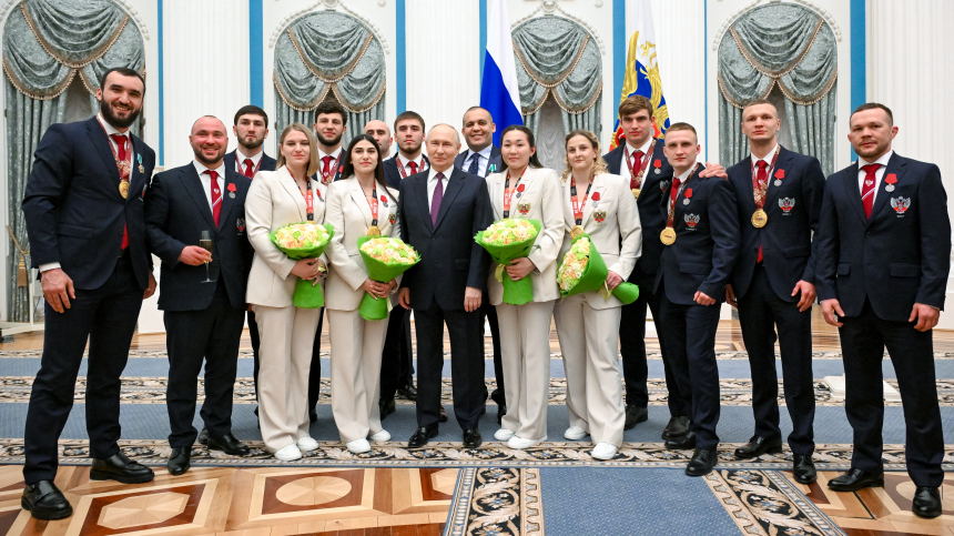 Путин вручил госнаграды российским чемпионам мира по боксу в Кремле