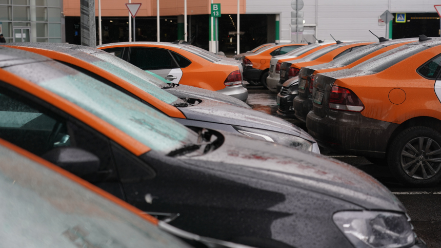 Водитель каршеринга сбил двух пешеходов в Москве