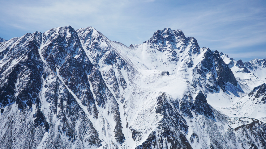 В горах Бурятии четверых туристов накрыло лавиной