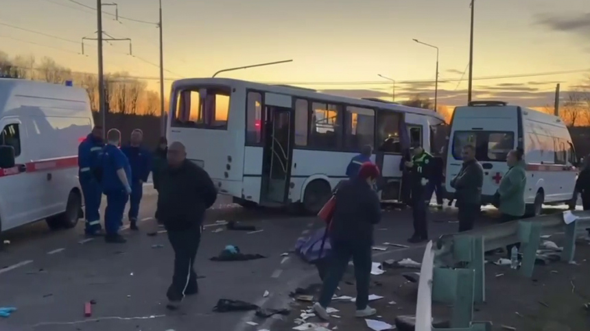 Пассажирский автобус столкнулся с фурой в Ленобласти  есть погибшие
