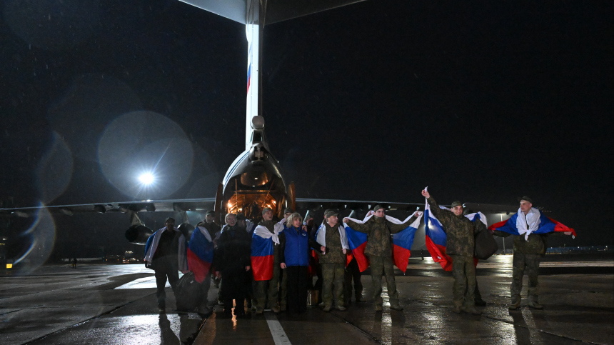 В Подмосковье приземлился самолет с вернувшимися из украинского плена российскими военными