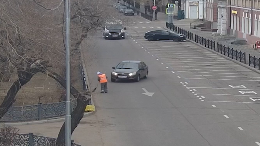 Женщину-дворника сбил автомобиль в Улан-Удэ  жуткие кадры