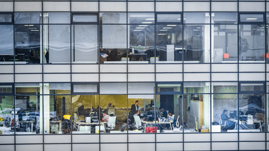 В России началась сокращенная рабочая неделя перед майскими праздниками