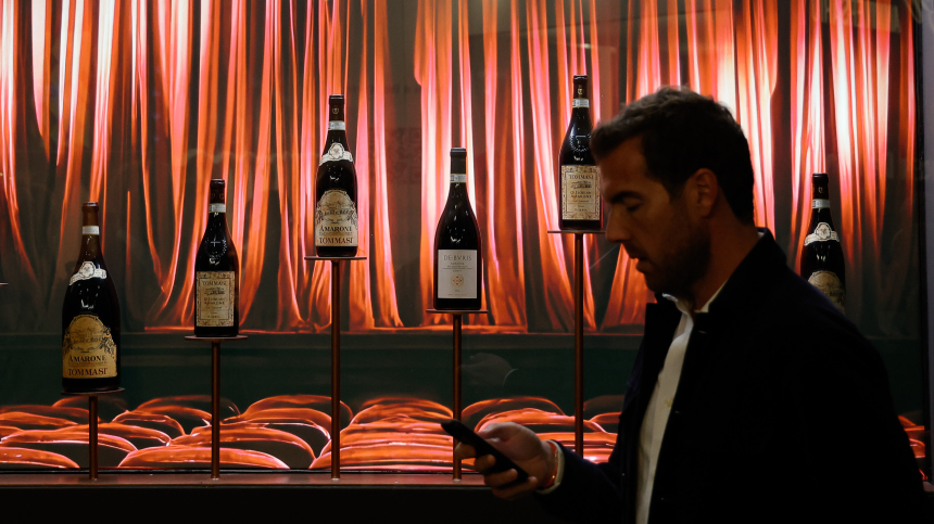 Гости украли бутылки вина во время стрельбы на приеме с Трампом