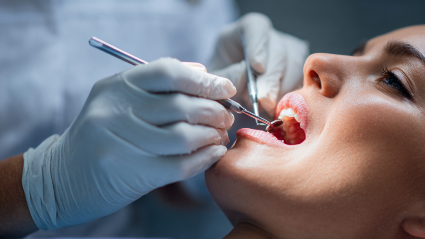 Женщина заплатила за лечение в Турции огромную сумму и лишилась всех зубов