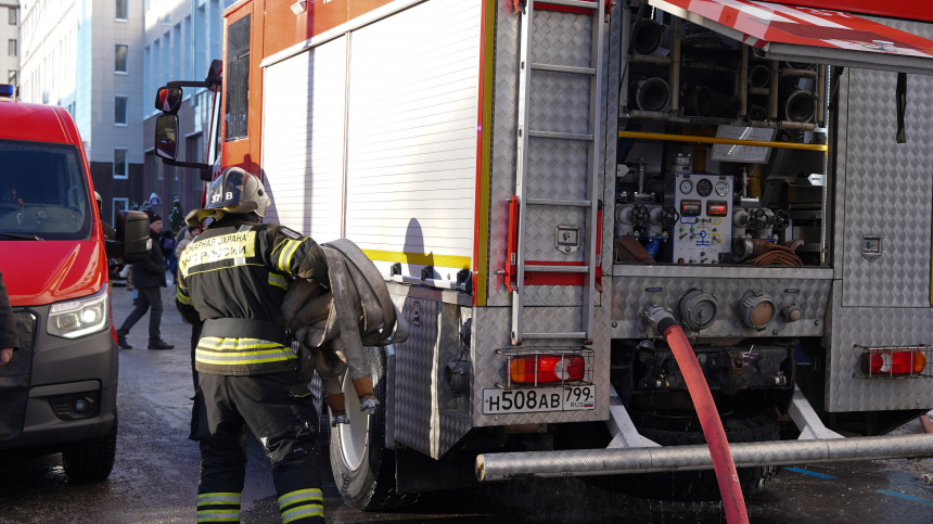 Человек погиб и шесть пострадали при пожаре на севере Москвы