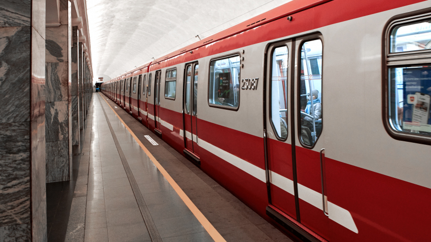 Провели экскурсию и пригласили в кабину: Известия помогли мальчику увидеть поезд мечты